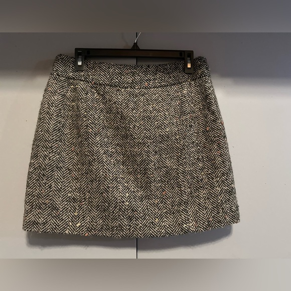 LOFT Black and White Herringbone Mini Skirt With Elegant Buttons (Size 6) - Picture 7 of 11